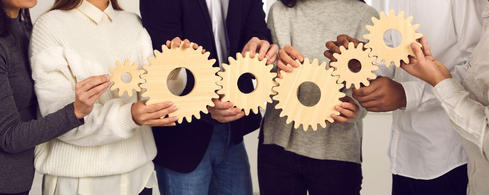 Equipo de asesores energéticos colaborando con Multienergy